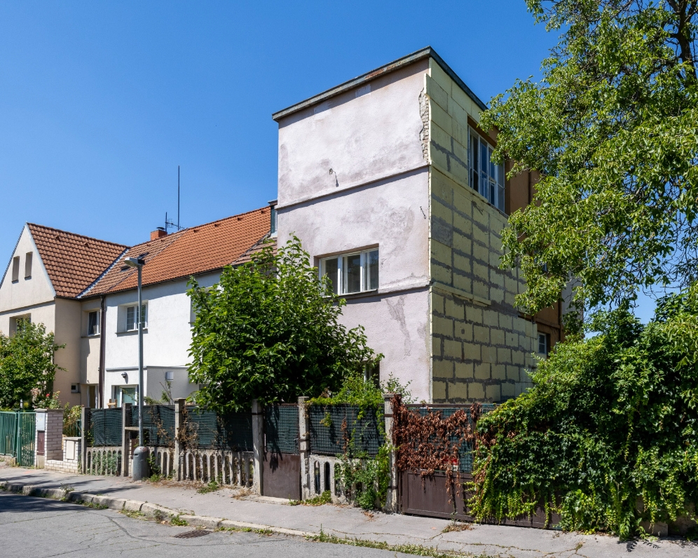 Prodej RD k rekonstrukci, ulice Jihozápadní IV, Praha Záběhlice